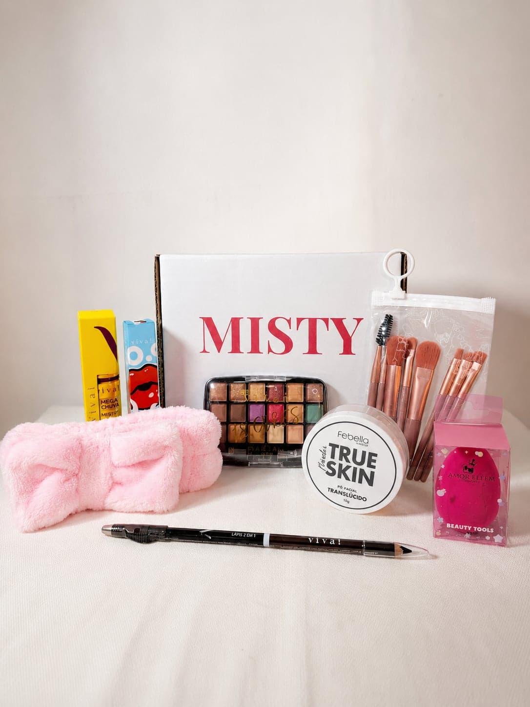 Cosméticos selecionados pela Misty dispostos sobre a mesa